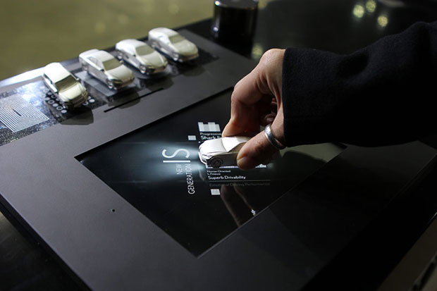 table interactive Lexus