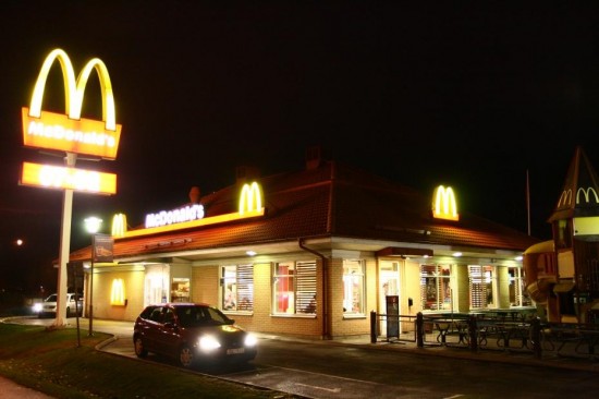 une-enseigne-mcdonald-s-de-nuit