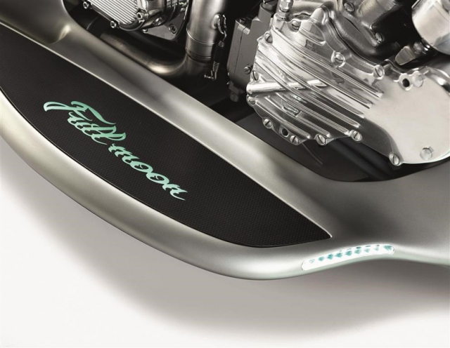 moto Akrapovic Full Moon