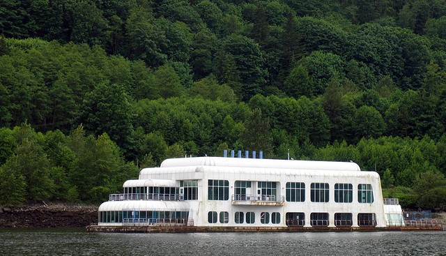 McBarge abandonné fast-food flottant en ruine 