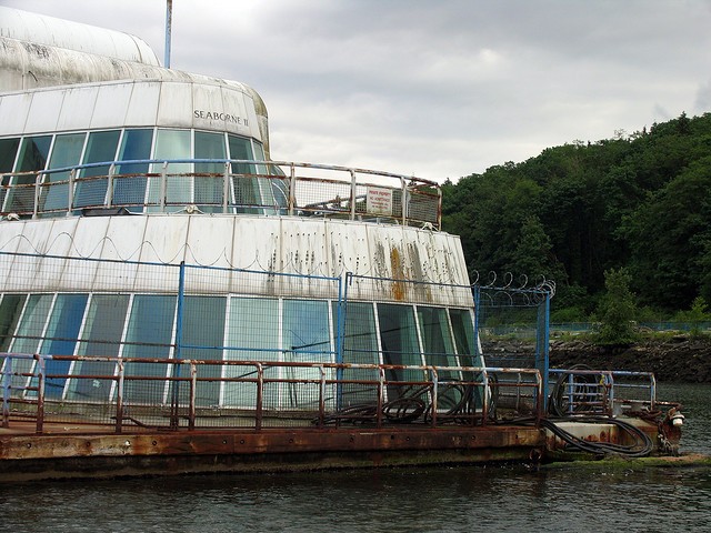 McBarge abandonné fast-food flottant en ruine 