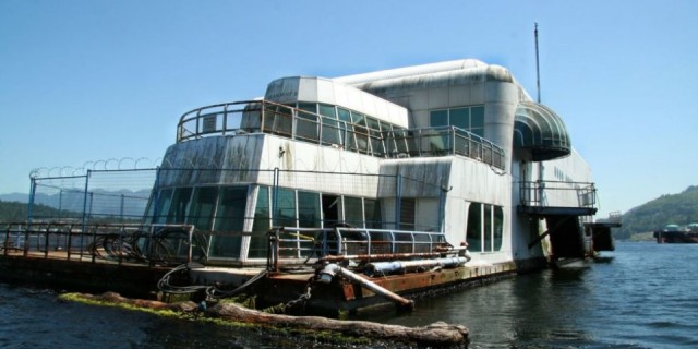 McBarge abandonné fast-food flottant en ruine 