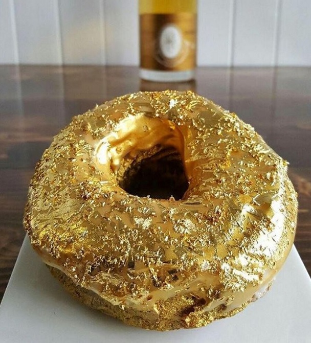 Cristal Ube donut recouvert d or Golden Manila Social Club