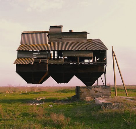 bâtiments abandonnés urbex Russie rurale bâtiment agricole flottant