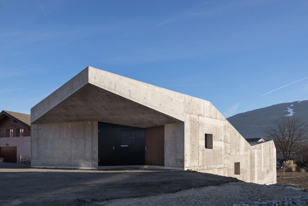 Anako Architecture dévoile sa forteresse en béton