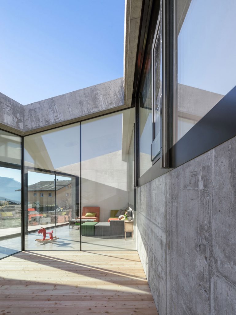 Anako Architecture dévoile sa forteresse en béton
