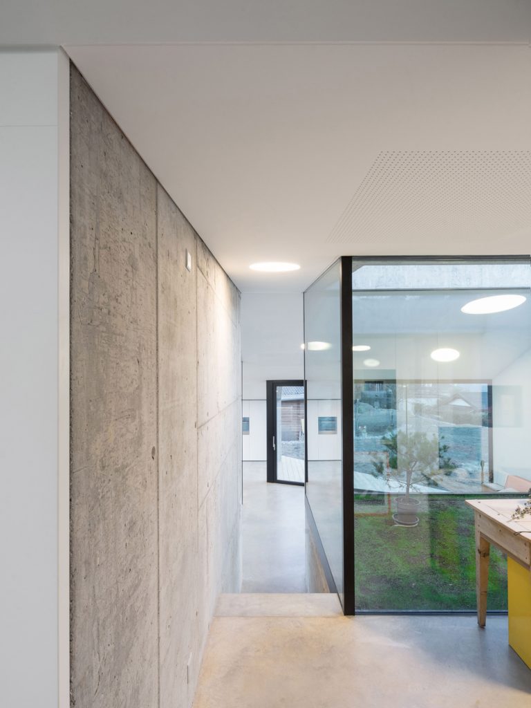 Anako Architecture dévoile sa forteresse en béton