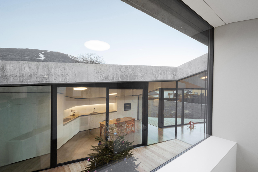 Anako Architecture dévoile sa forteresse en béton