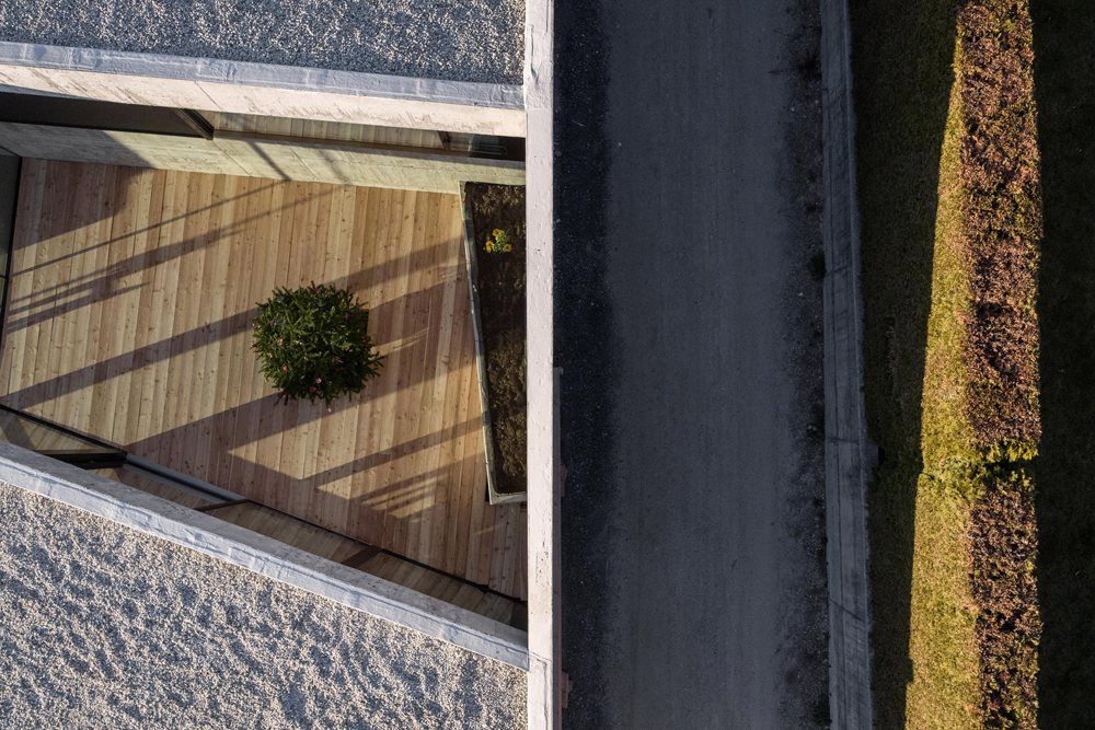 Anako Architecture dévoile sa forteresse en béton
