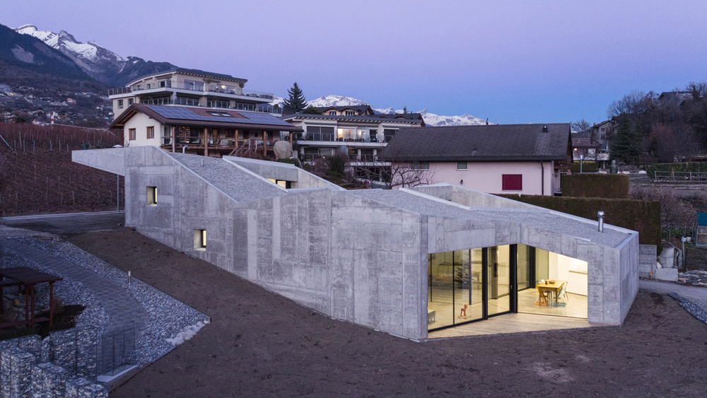 Anako Architecture dévoile sa forteresse en béton