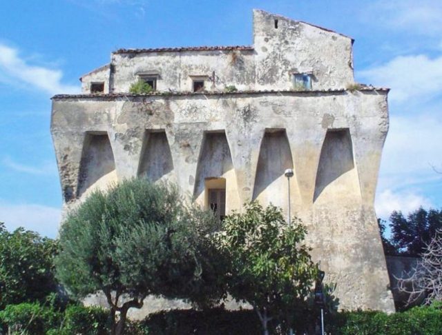Italie offre ses châteaux et ses villas abandonnées