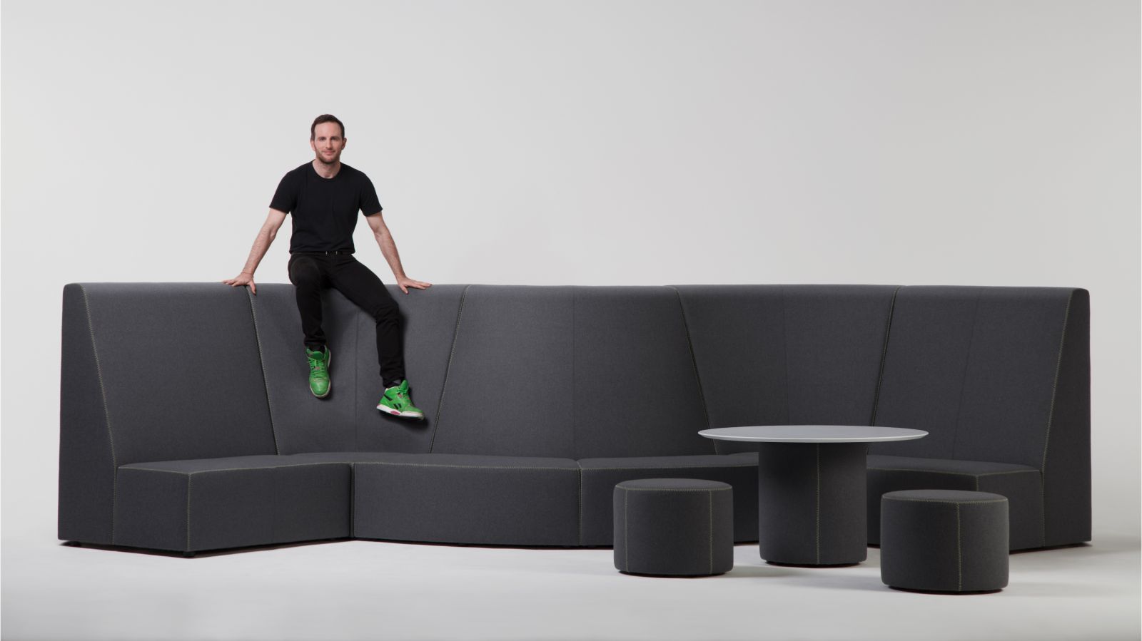 Joe Gebbia, le cofondateur d’Airbnb lance une gamme de meubles de bureau modulaires