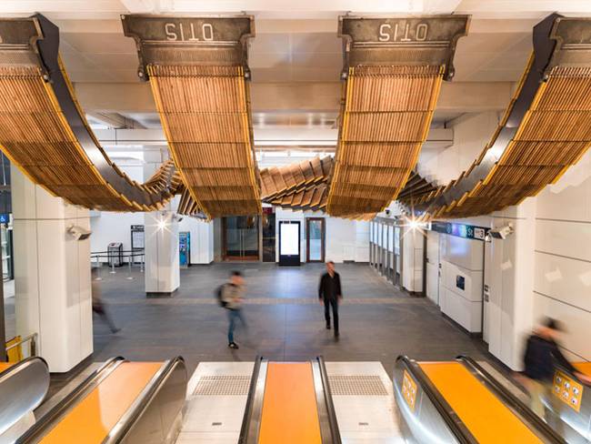 Chris Fox utilise des escalators en bois vieux de 80 ans pour créer une incroyable sculpture