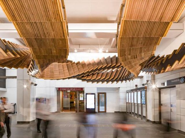 Chris Fox utilise des escalators en bois vieux de 80 ans pour créer une incroyable sculpture 