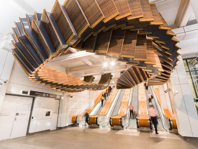 Chris Fox utilise des escalators en bois vieux de 80 ans pour créer une incroyable sculpture