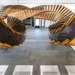 Chris Fox utilise des escalators en bois vieux de 80 ans pour créer une incroyable sculpture