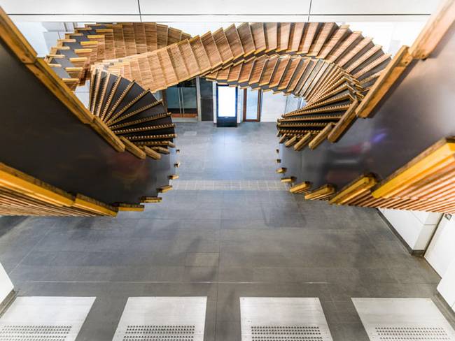 Chris Fox utilise des escalators en bois vieux de 80 ans pour créer une incroyable sculpture