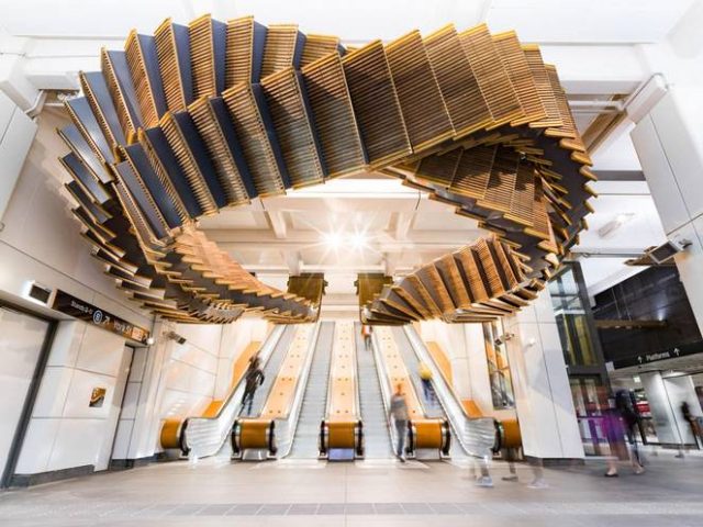 Chris Fox utilise des escalators en bois vieux de 80 ans pour créer une incroyable sculpture 