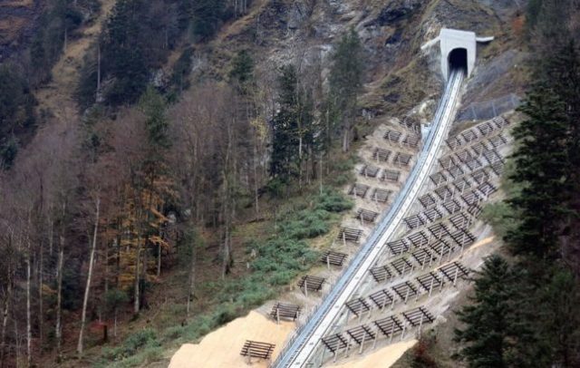 Stoos Bahn TRAM le funiculaire le plus extrême du monde