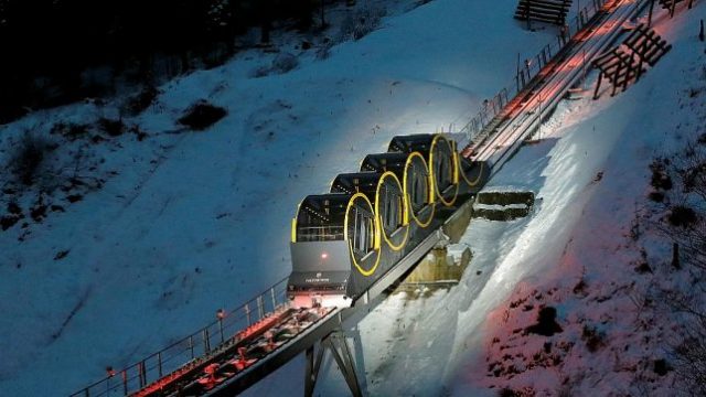 Stoos Bahn TRAM le funiculaire le plus extrême du monde