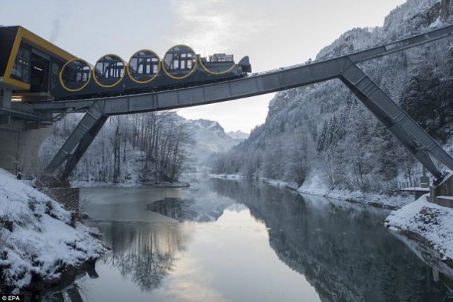 Stoos Bahn TRAM le funiculaire le plus extrême du monde