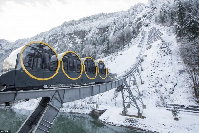 Stoos Bahn TRAM le funiculaire le plus extrême du monde