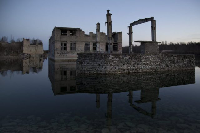 explorateurs urbains plongent dans un camp de prisonniers soviétiques submergé ruines de ce camp de prisonniers