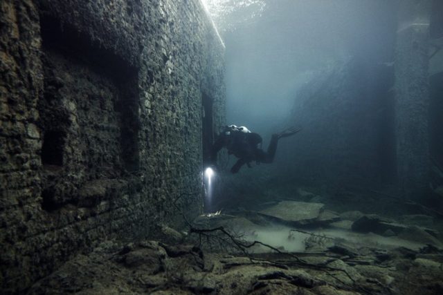 explorateurs urbains plongent dans un camp de prisonniers soviétiques submergé ruines de ce camp de prisonniers