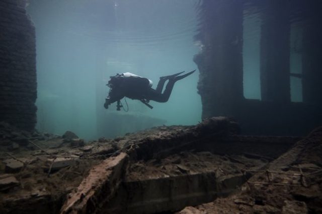 explorateurs urbains plongent dans un camp de prisonniers soviétiques submergé ruines de ce camp de prisonniers