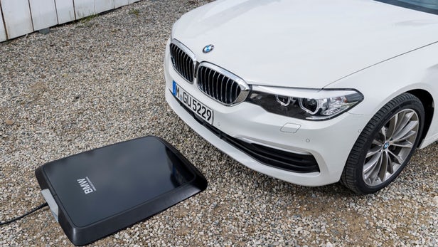 BMW i lance la recharge sans fil pour ses voitures hybrides rechargeables