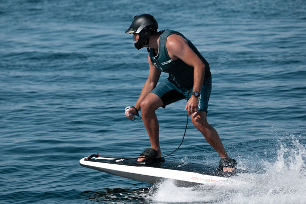 Awake RÄVIK – Une planche de surf électrique ultra rapide