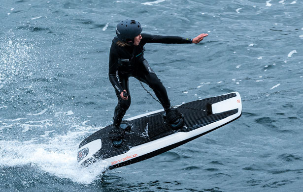 Awake RÄVIK – Une planche de surf électrique ultra rapide