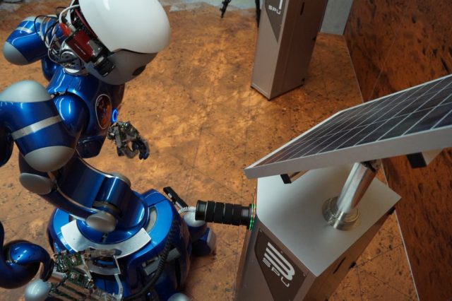 Un astronaute de l'ESA contrôle un robot humanoïde depuis la station spatiale