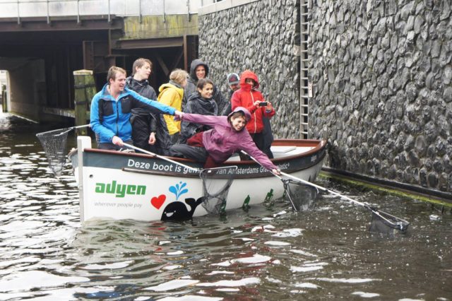 Plastic Whale - Amsterdam met les touristes au travail pour nettoyer ses canaux