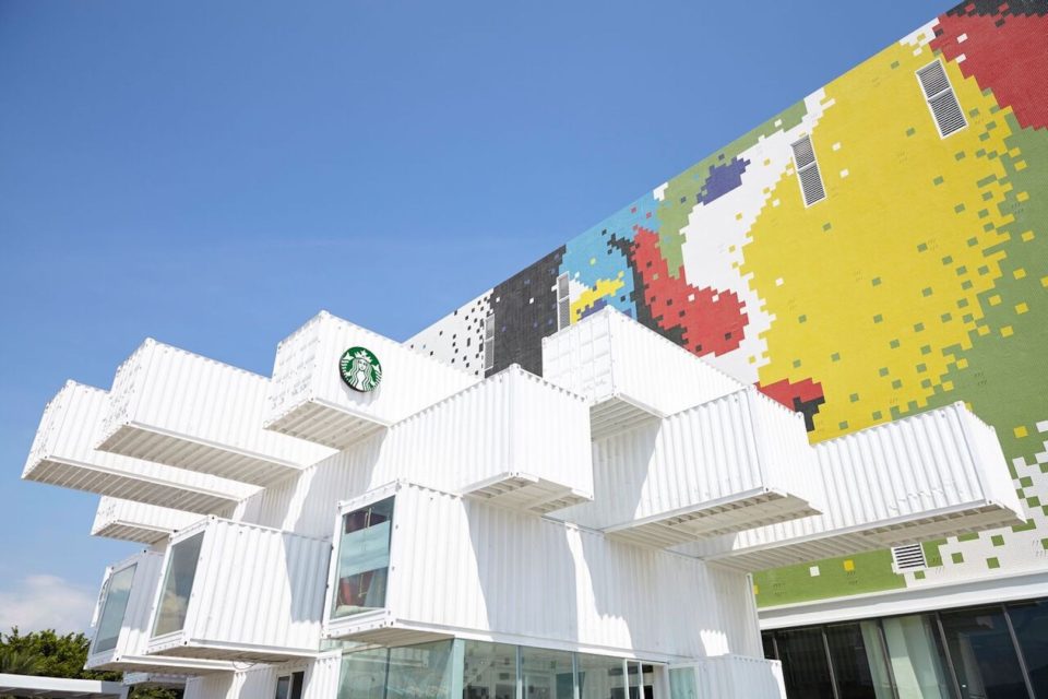 Kengo Kuma créé un établissement Starbucks dans des conteneurs à  Hualien Bay