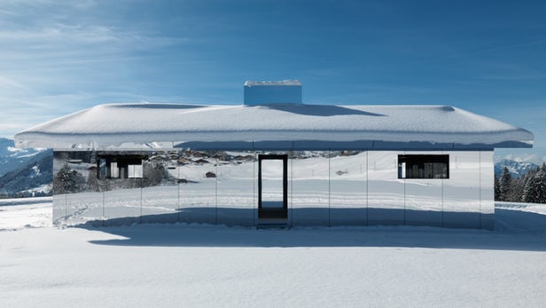 Doug Aitken imagine une maison miroir qui reflète le paysage