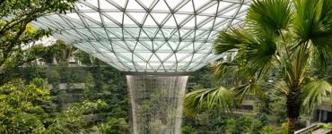 Safdie Architects installe la plus haute cascade d'intérieur au monde dans l'aéroport Jewel Changi de Singapour