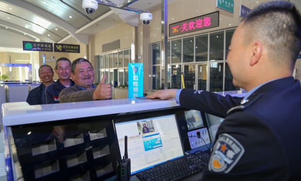 Une application de surveillance secrète sur les téléphones des touristes en Chine