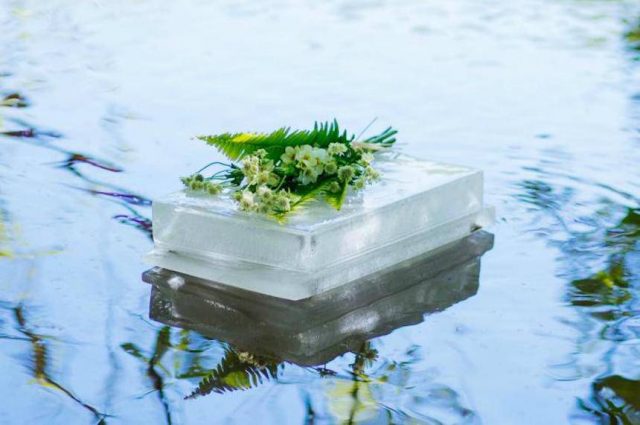 Flow Ice Urn - Cette urne en glace flottante est un monument commémoratif écologique unique en son genre