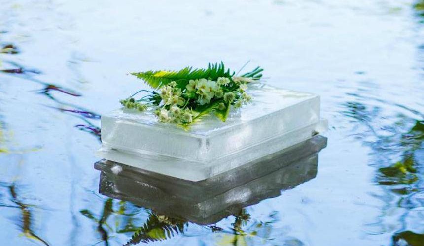 Flow Ice Urn - Cette urne en glace flottante est un monument commémoratif écologique unique en son genre