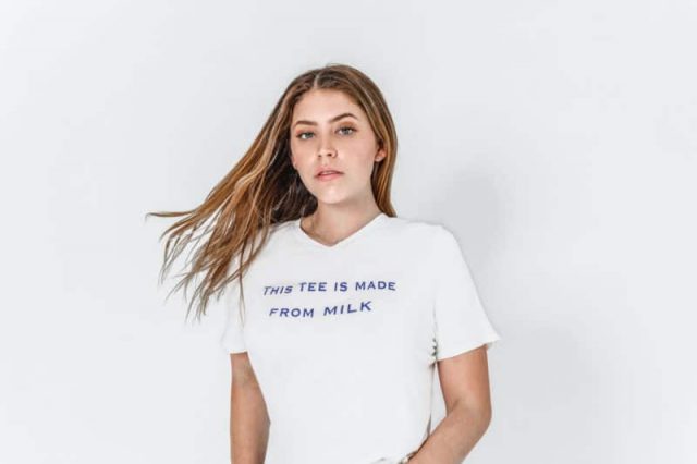 Mi Terro invente un t-shirt fabriqué à partir de lait périmé