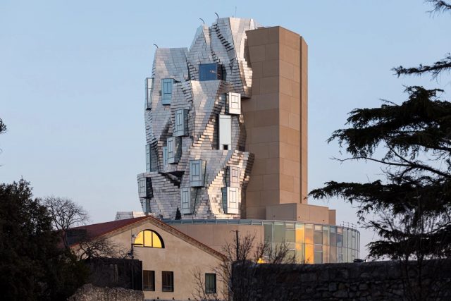 Frank Gehry transforme l'acier en une tour inspirée de Vincent van Gogh 