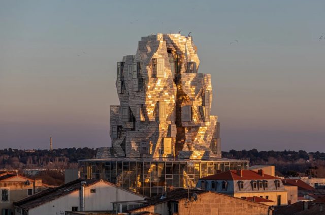 Frank Gehry transforme l'acier en une tour inspirée de Vincent van Gogh.