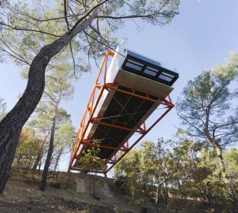 La galerie d'art de Richard Rogers flotte au-dessus d'une forêt en France