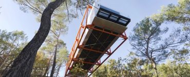 La galerie d'art de Richard Rogers flotte au-dessus d'une forêt en France