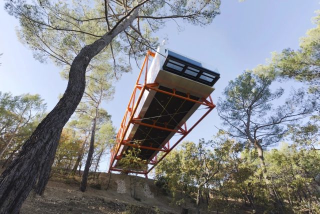 La galerie d'art de Richard Rogers flotte au-dessus d'une forêt en France