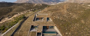 NCaved - Cette maison de luxe disparaît dans un paysage grec accidenté