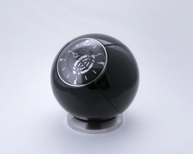 L'étrange horloge Orb de MB&F est inspirée par des yeux et des ailes de scarabée 1