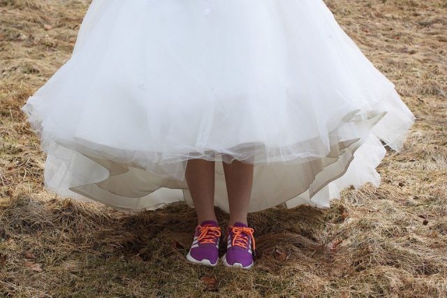 Robe de soirée et baskets vrai bon plan ou un fashion faux pas