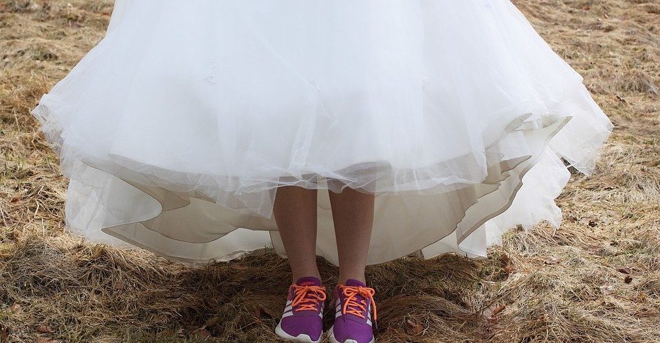 Robe de soirée et baskets vrai bon plan ou un fashion faux pas